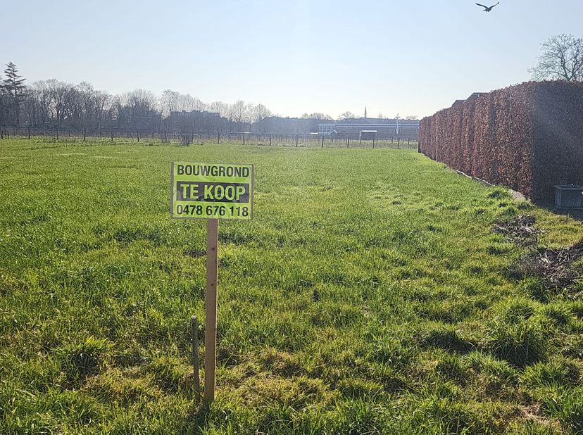 Bouwgrond voor halfopen bebouwing aan de rand van Melsele, landelijk gelegen en toch overal dichtbij&lt;br /&gt;
Bieden onder gesloten omslag woensdag 30 ap